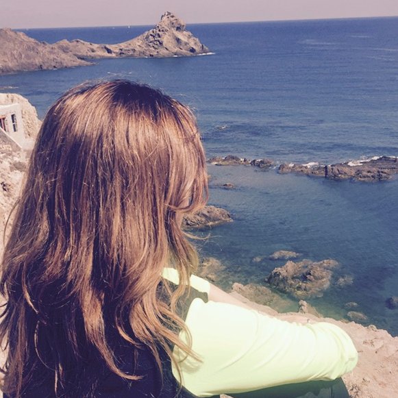 Más 40 semanas, autor en Asuntos