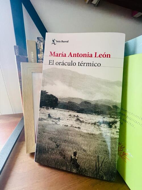 "El oráculo térmico", ganadora del Premio de Novela Corta "Roberto Burgos Cantor", es la primera novela de la escritora colombiana, María Antonia León.